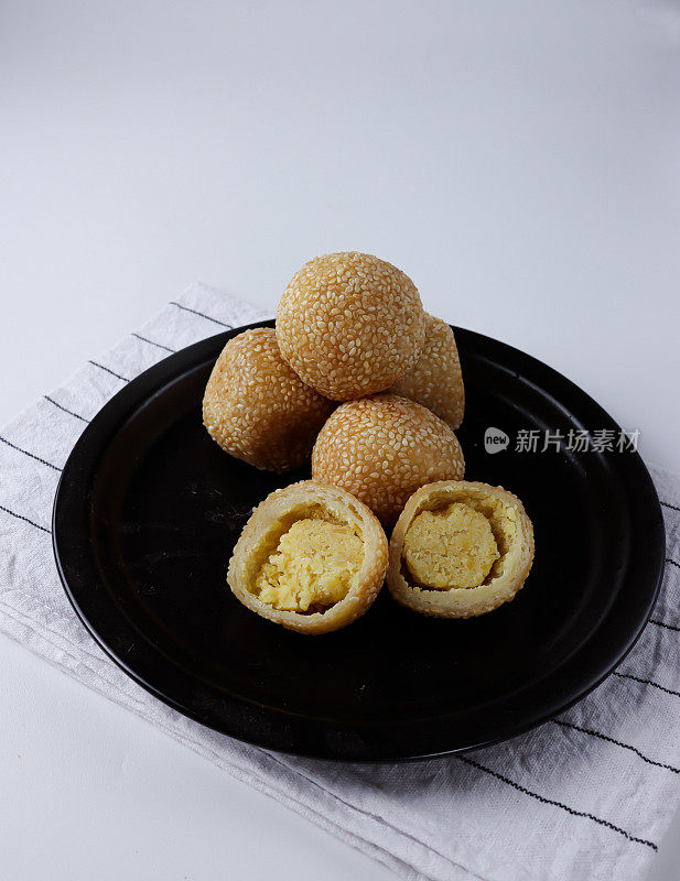 煎堆(Jian Dui)是一种用糯米粉裹上芝麻和豆沙做成的油炸中式面点。